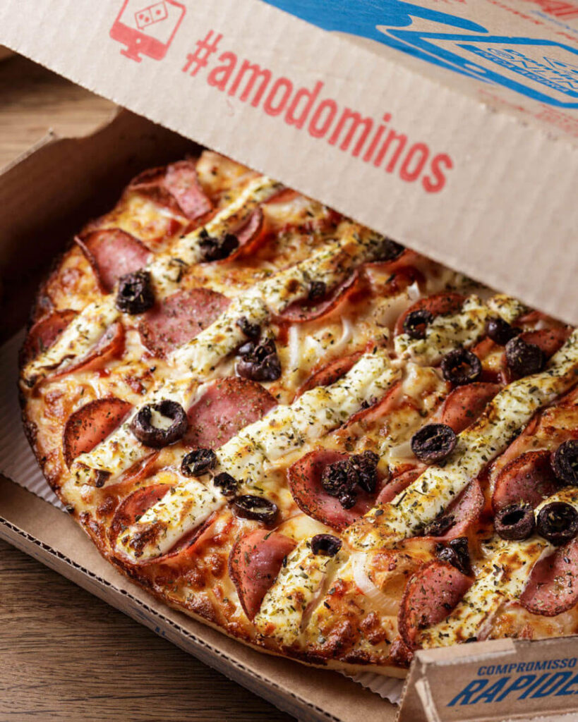 Pizza de Pepperoni, Azeitonas e Cream Cheese da Domino's Pizza.