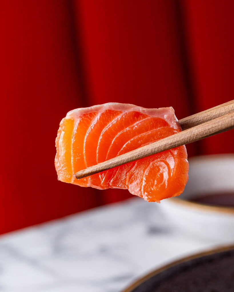 Sashimi de Salmão no Hashi.