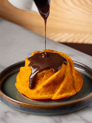 Aula prática online de Fotografia de Alimentos: Bolo de Cenoura com calda de Brigadeiro